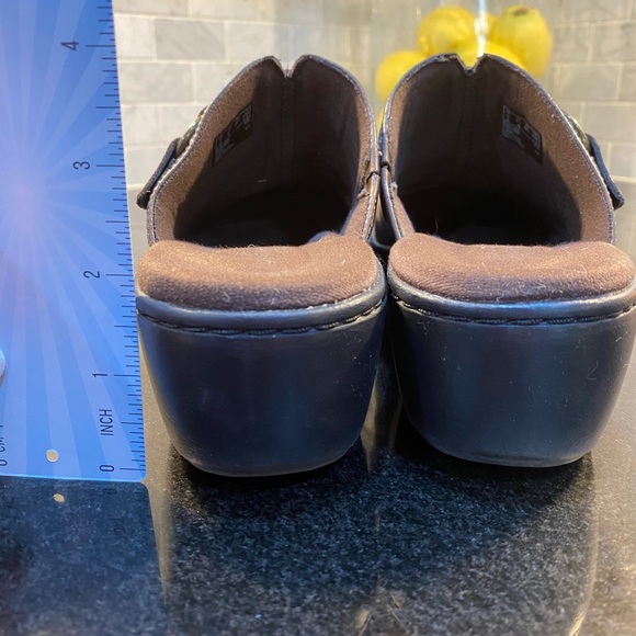 Clarks women’s Size 8.5 shoes/clogs, Comfort Collection. - Picture 11 of 11